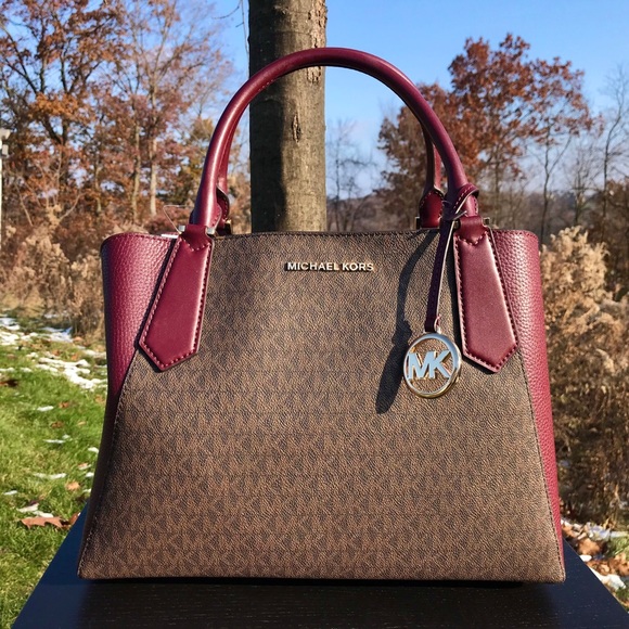 Michael Kors Handbags - ⭐️HP⭐Michael Kors Kimberly Large Pebbled Satchel